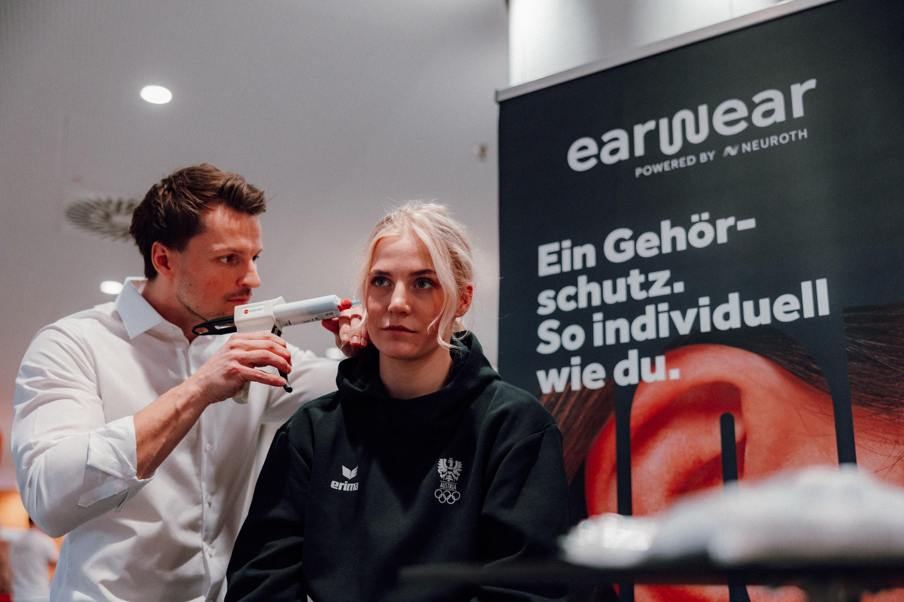 Bei Athletin wird Ohrabformung gemacht