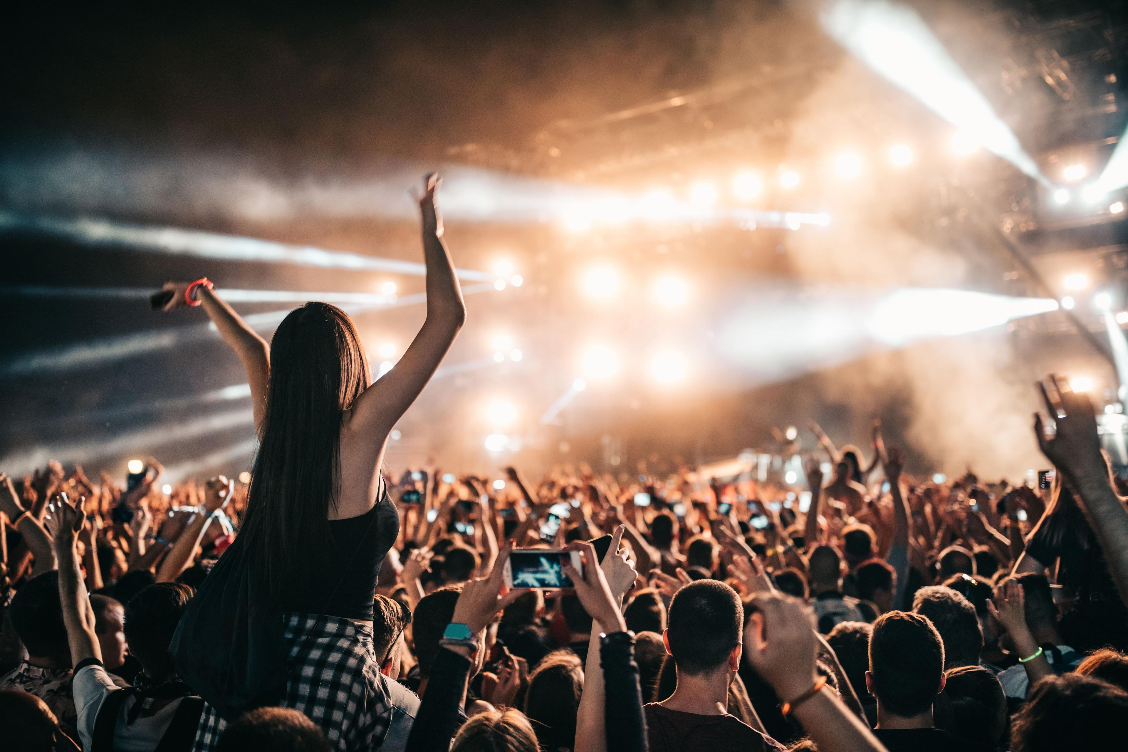Menschenmasse feiert bei Konzert