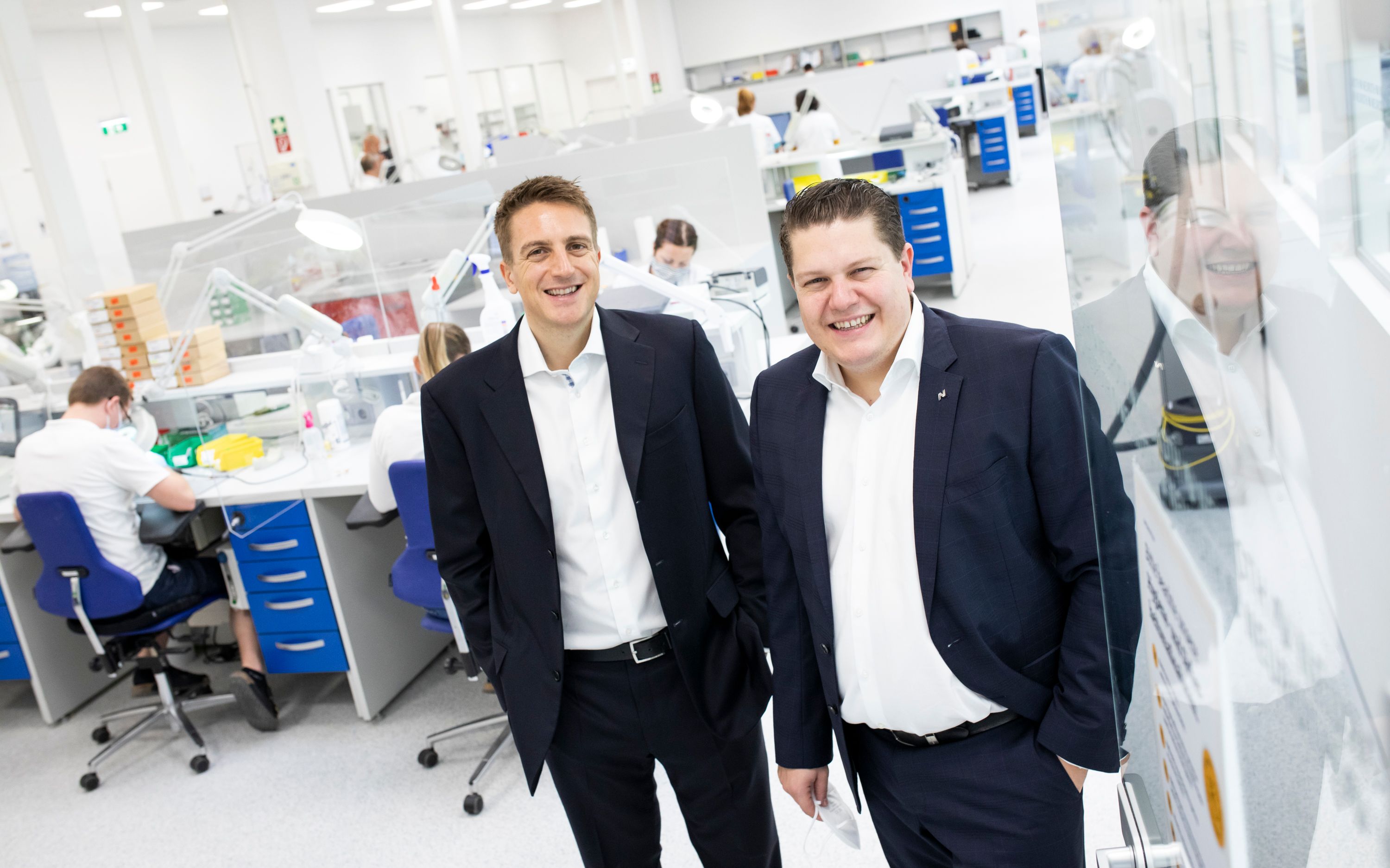CEO der Neuroth-Gruppe, Lukas Schinko, mit Bruder und Aufsichtsratsvorsitzendem Gregor Schinko im Supply Center in Lebring