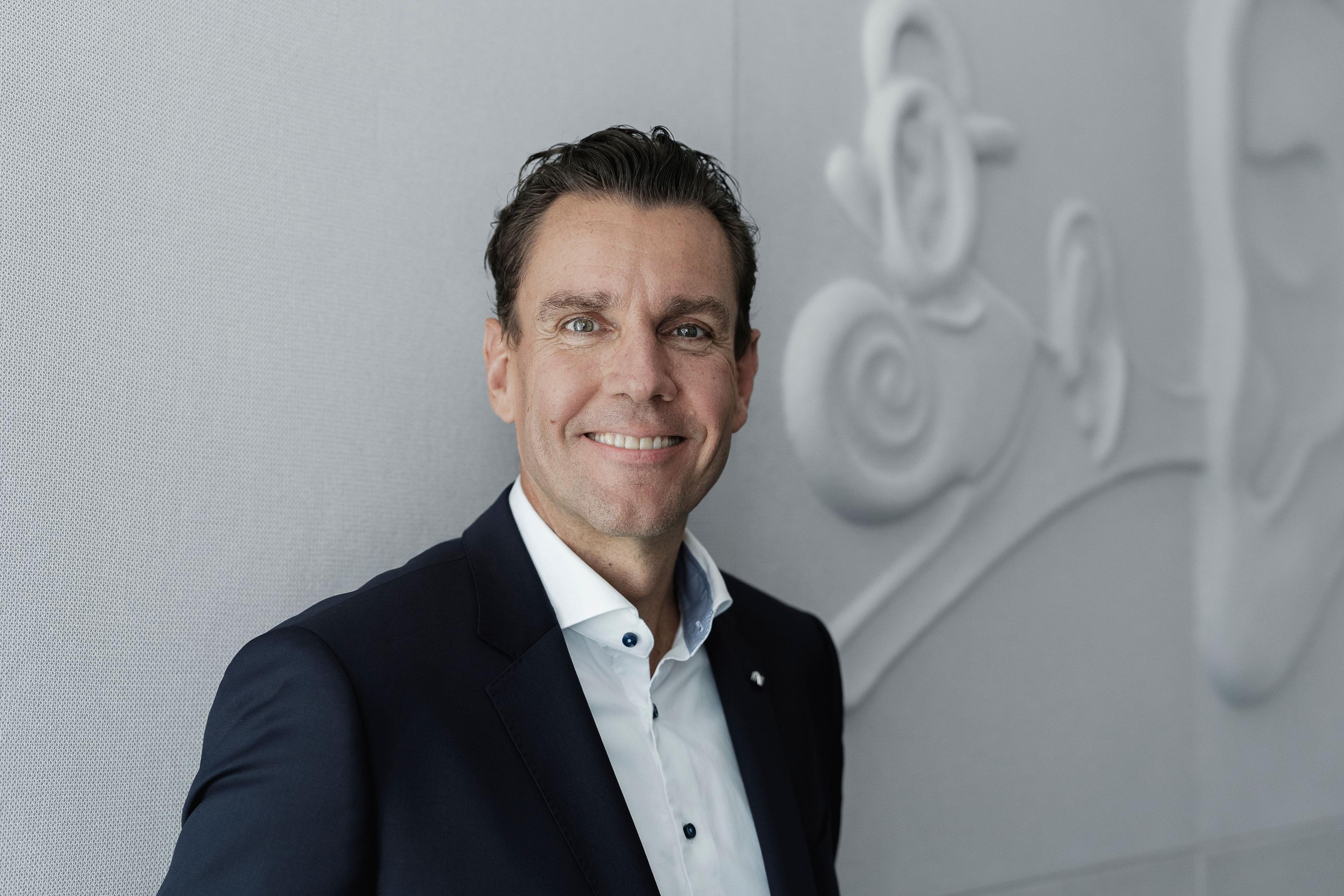 CSO der Neuroth-Gruppe Rik van Dijk steht vor grauer Ohrenwand