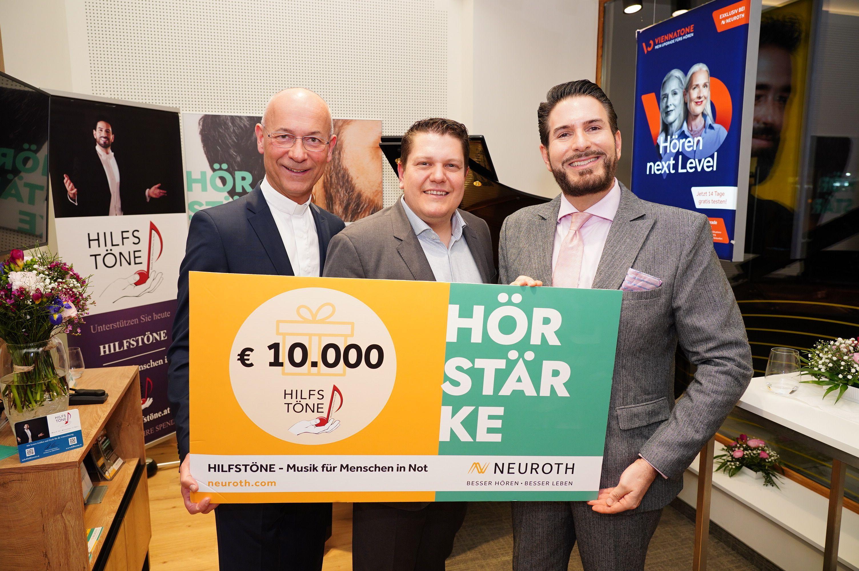 CEO Lukas Schinko hält mit Toni Faber und Clemens Unterreiner Spendenscheck in den Händen