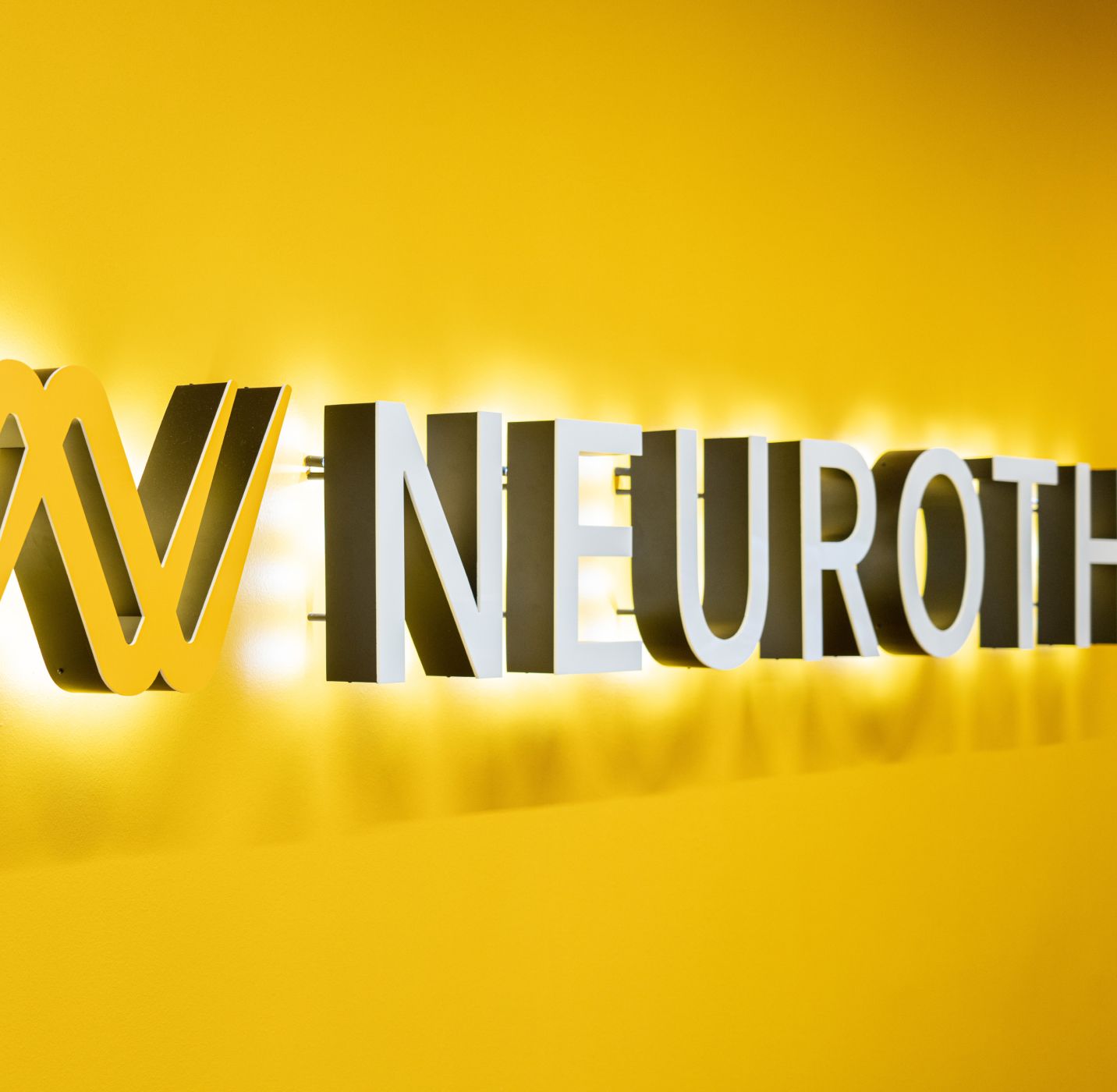 Neuroth Logo gelber Hintergrund