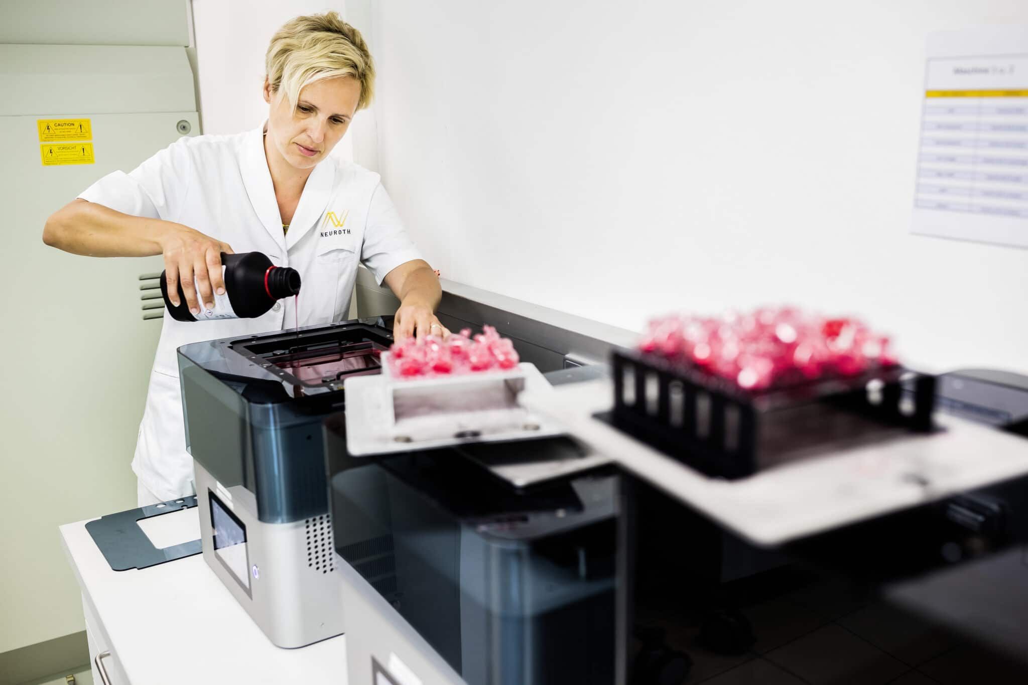 Frau stellt mittels 3D-Drucker Ohrpasstücke her 