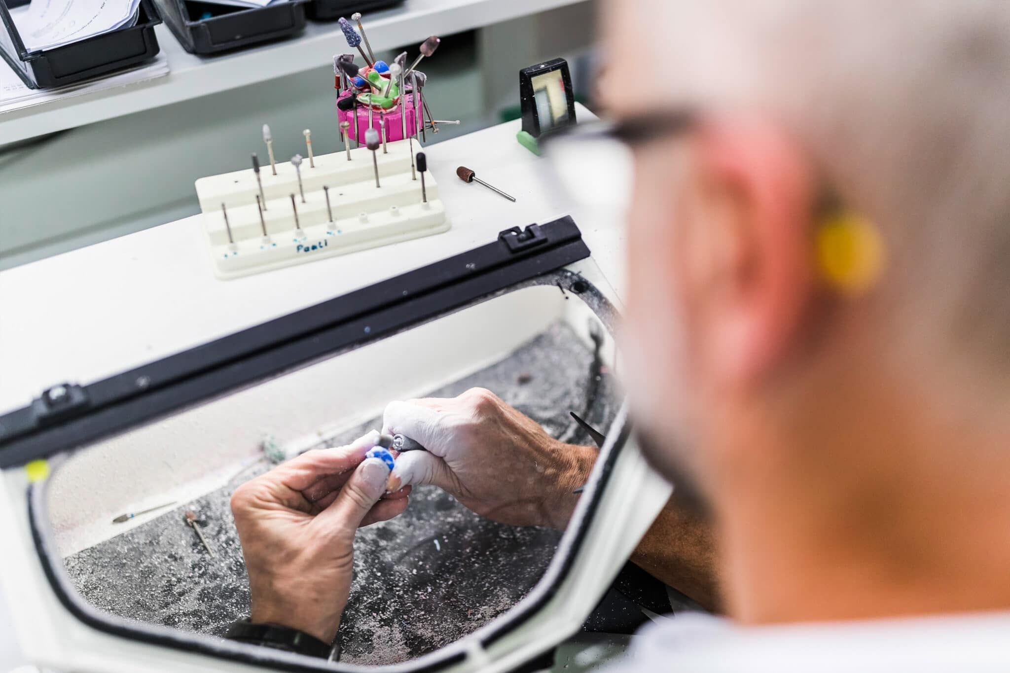 Neuroth-Mitarbeiter schleift Otoplastik 