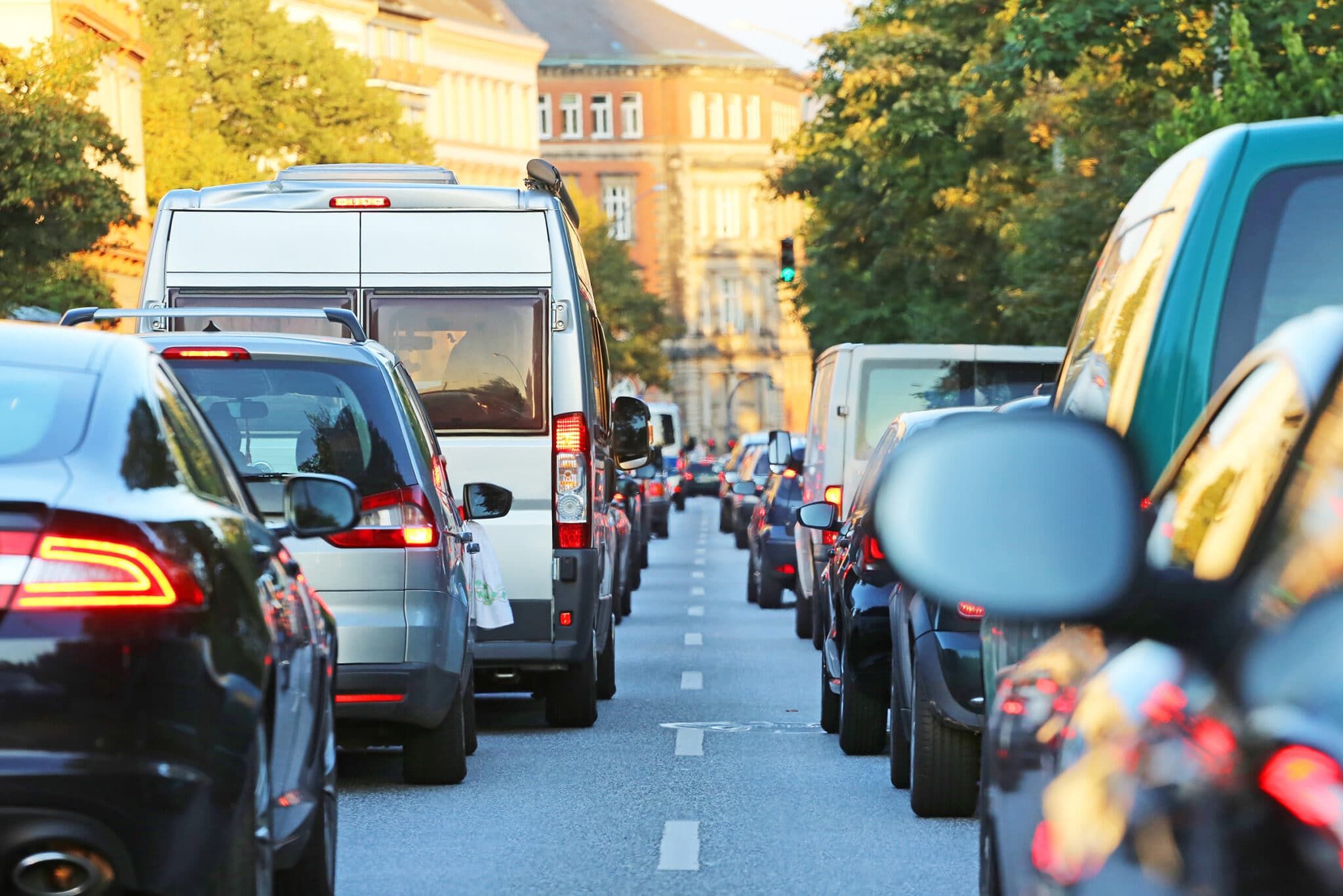 Autos stehen im Stau