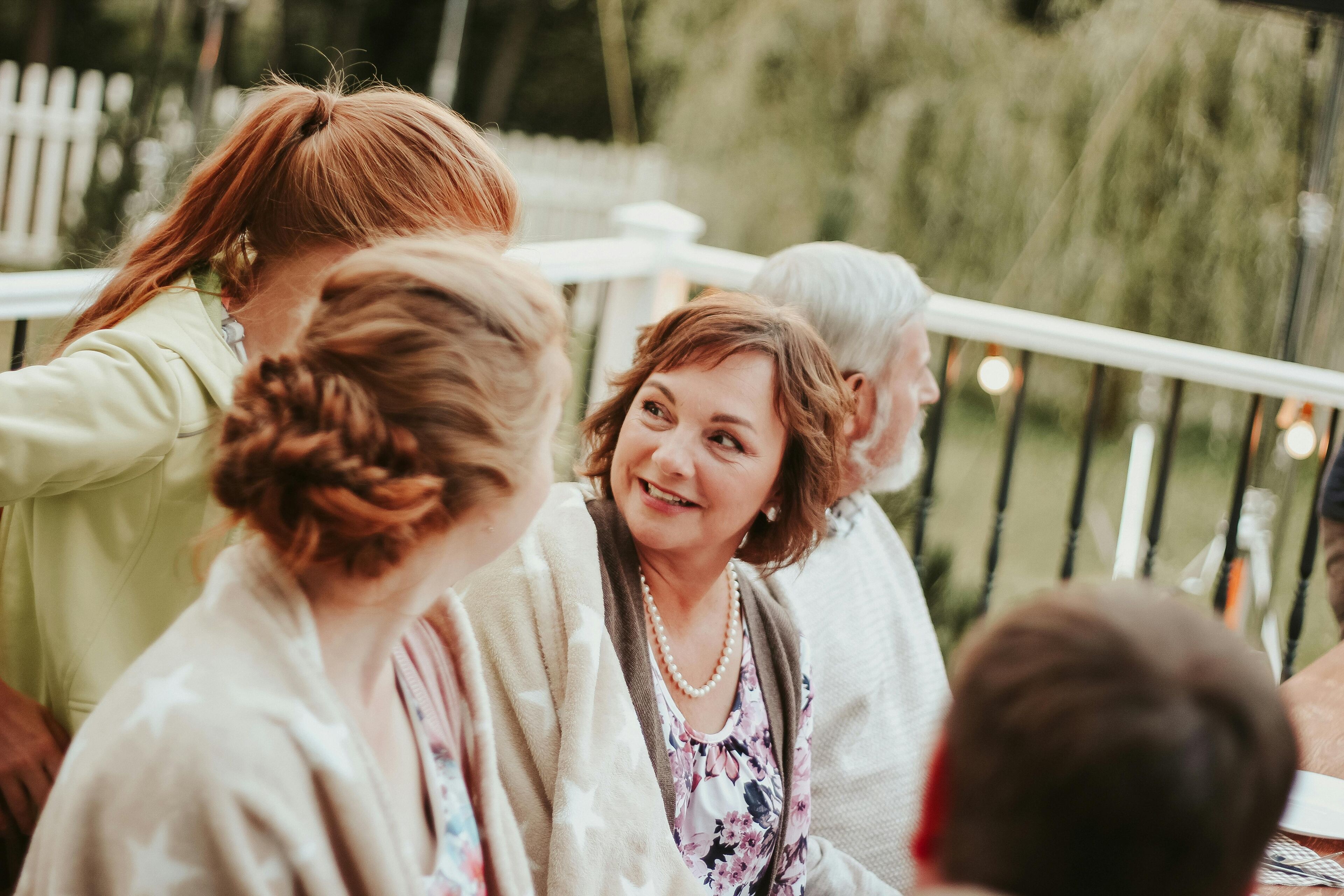 Ältere Dame unterhält sich in Gesellschaft