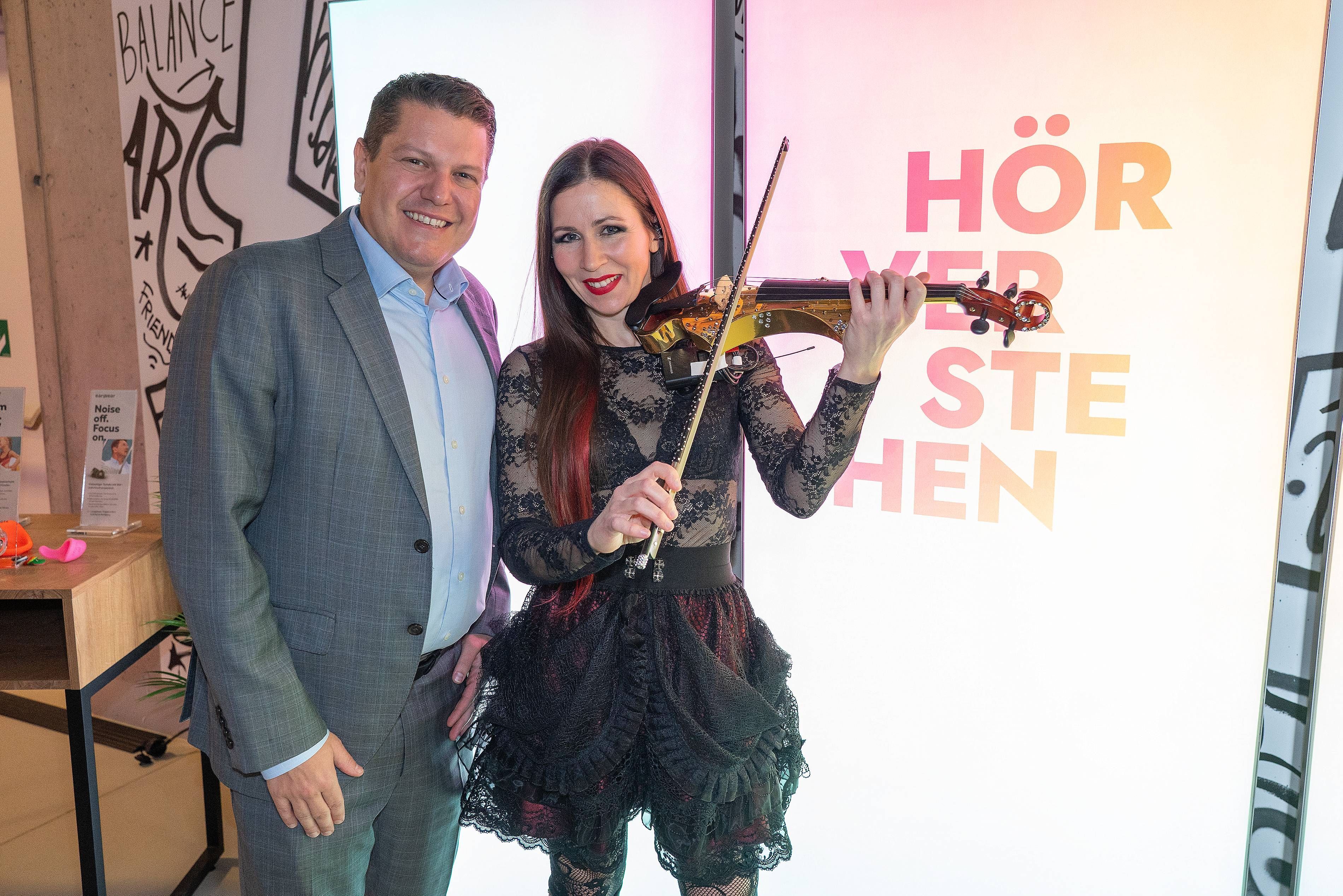 Lukas Schinko (CEO der Neuroth-Gruppe), Mia Nova (Violinistin) 