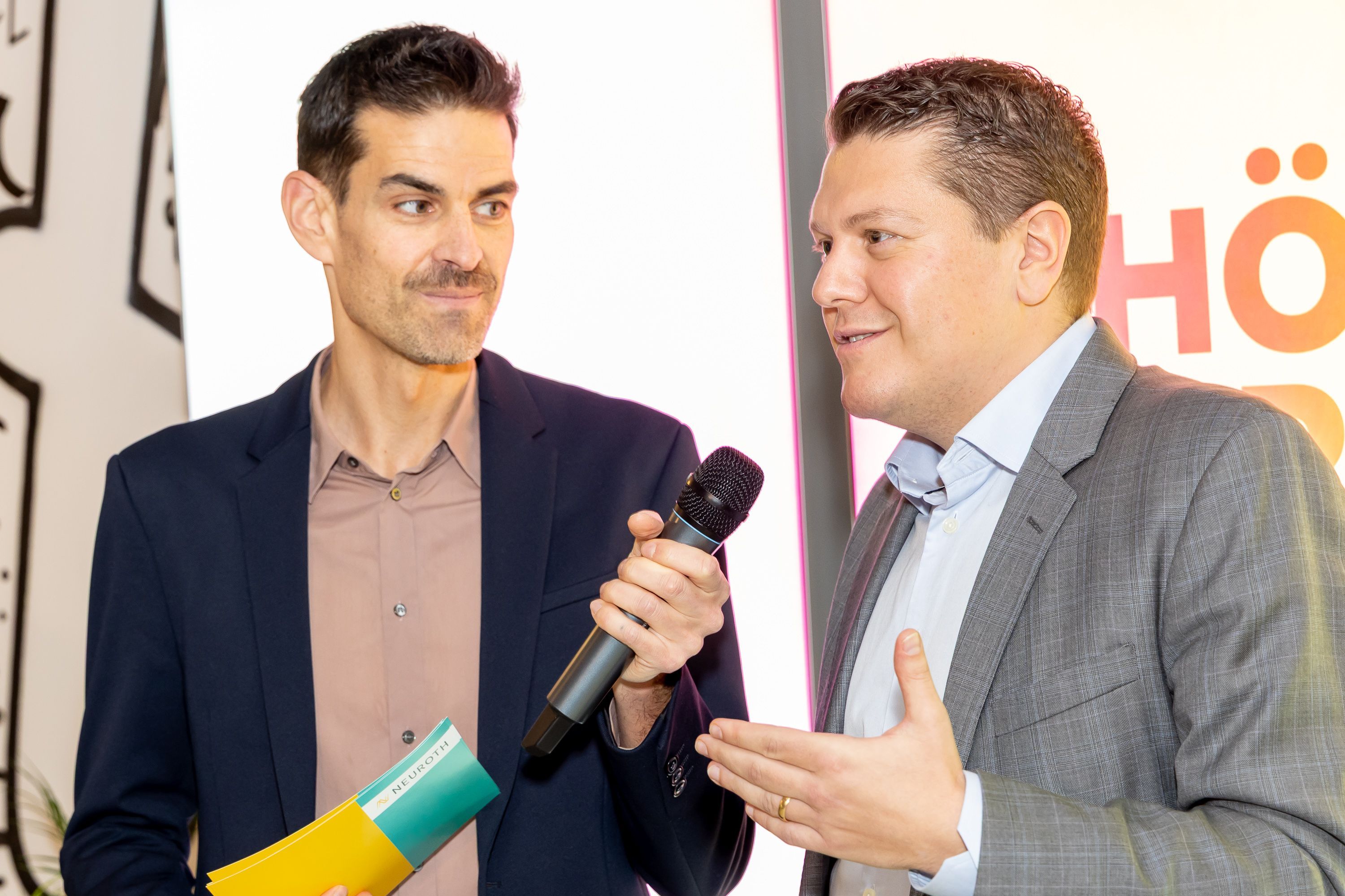 Ralph Huber-Blechinger (ORF-Lotto-Moderator) und Lukas Schinko (CEO der Neuroth-Gruppe) Moderation HörVerstehen-Tour