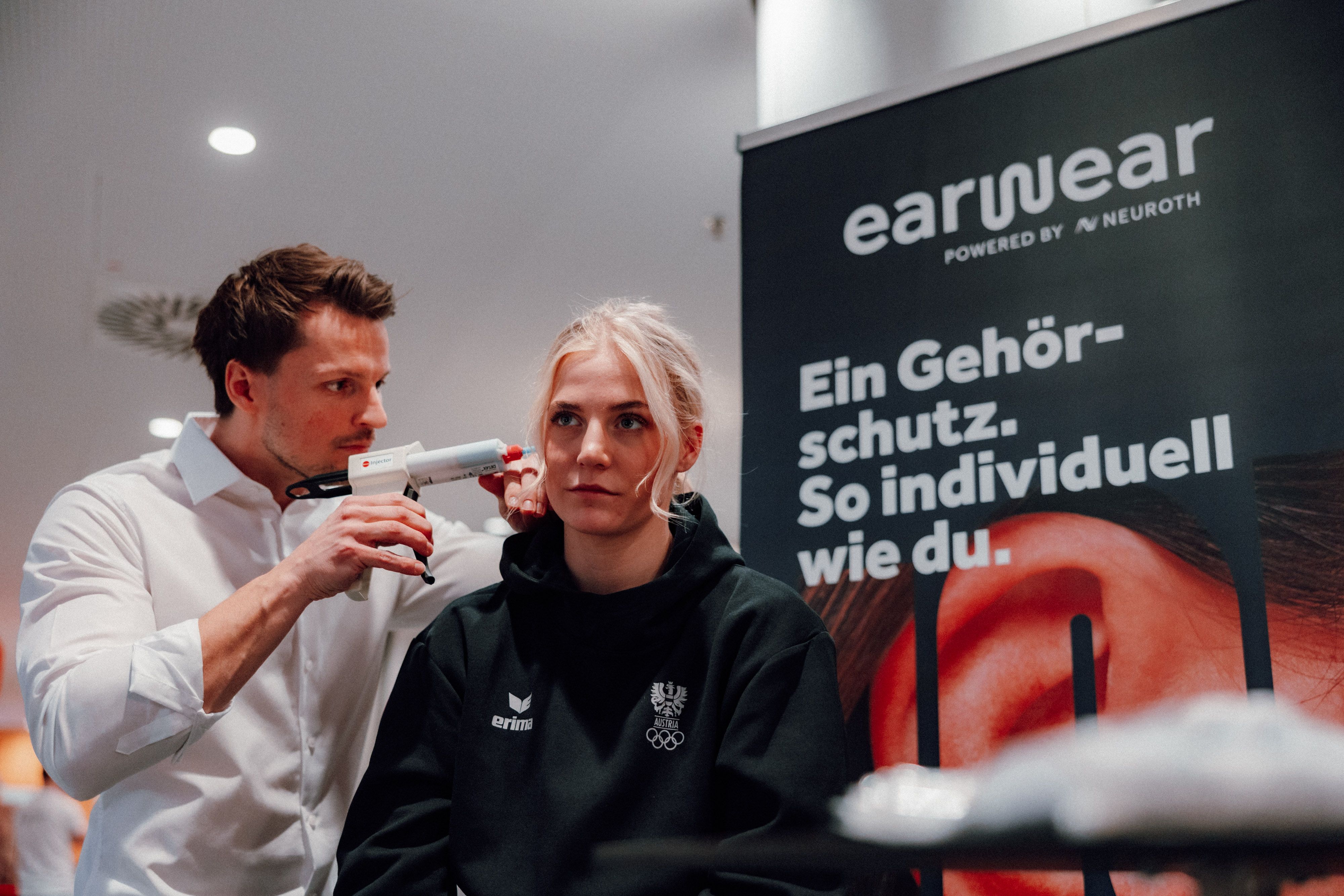 Bei Athletin wird Ohrabformung gemacht