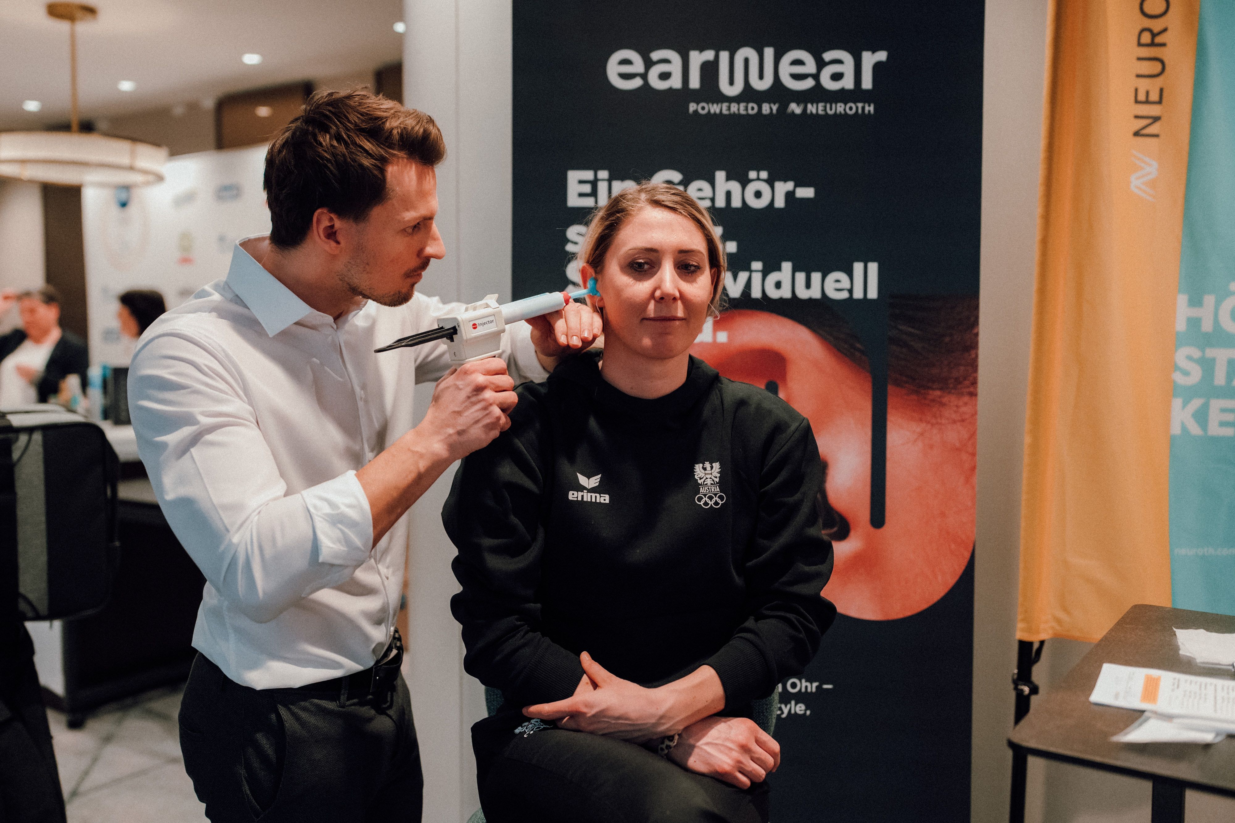 Bei Athletin wird eine Ohrabformung gemacht