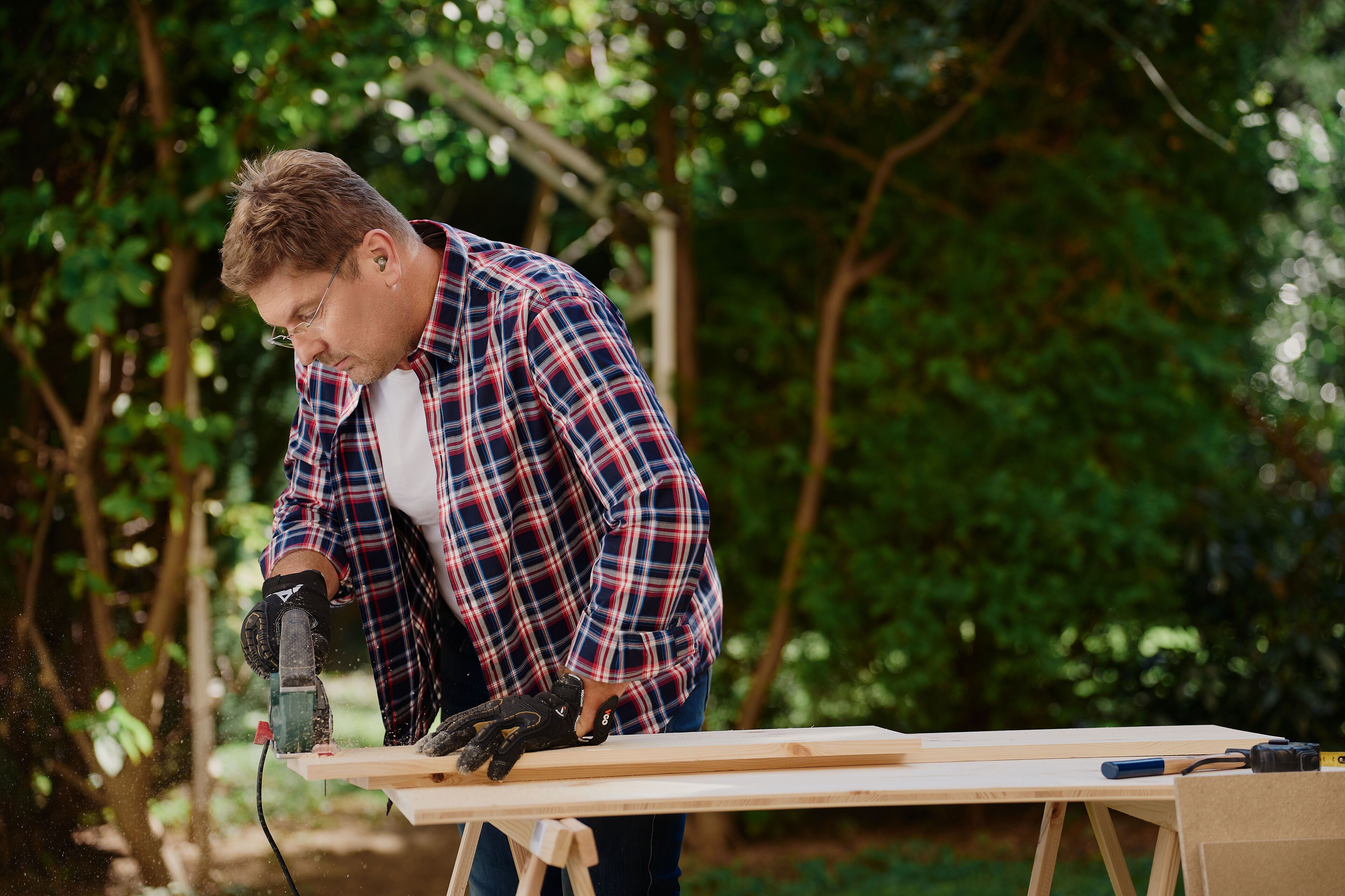 Mann beim Heimwerken mit Gehörschutz von Earwear