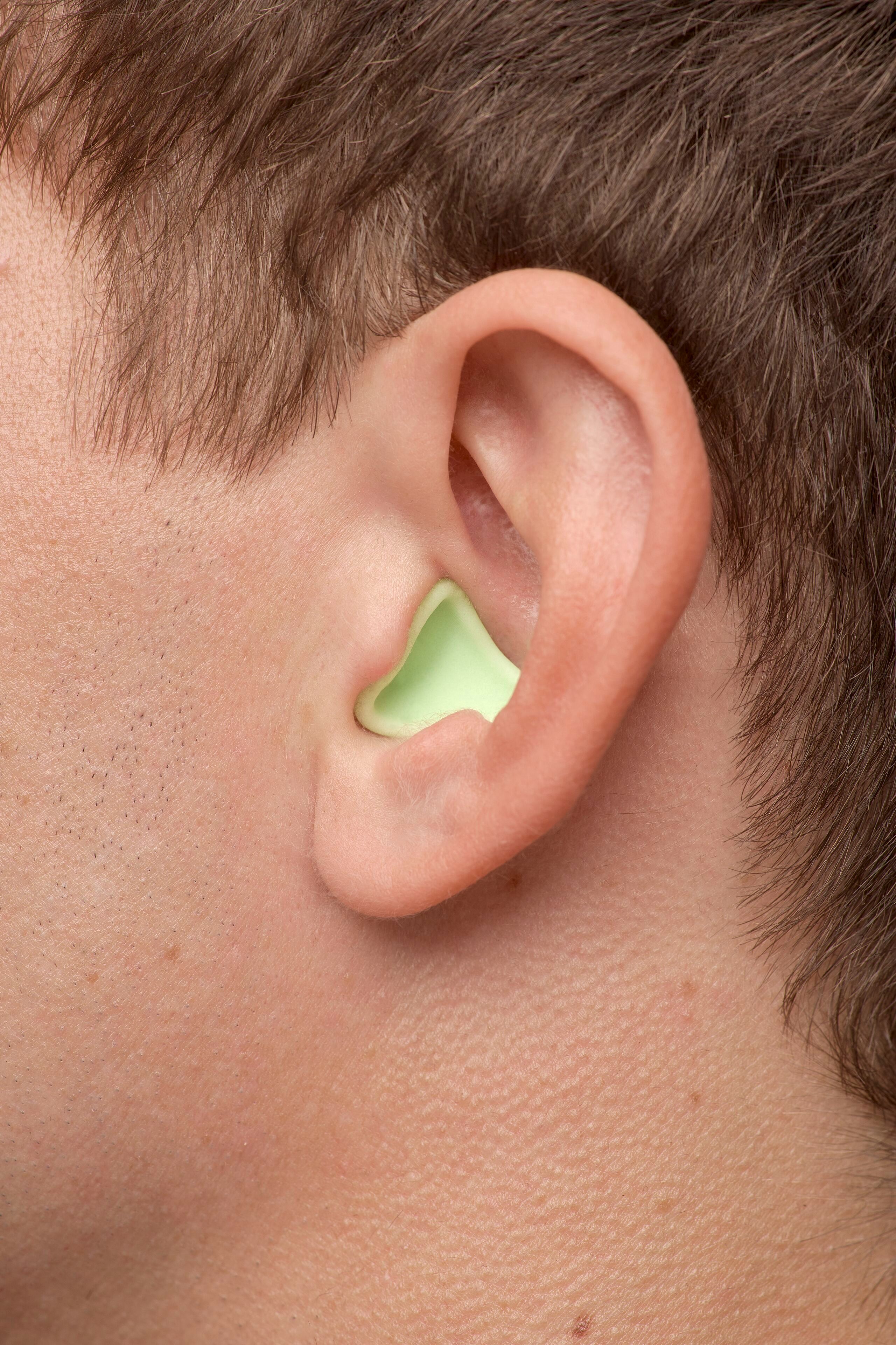 Mann trägt Schlafgehörschutz