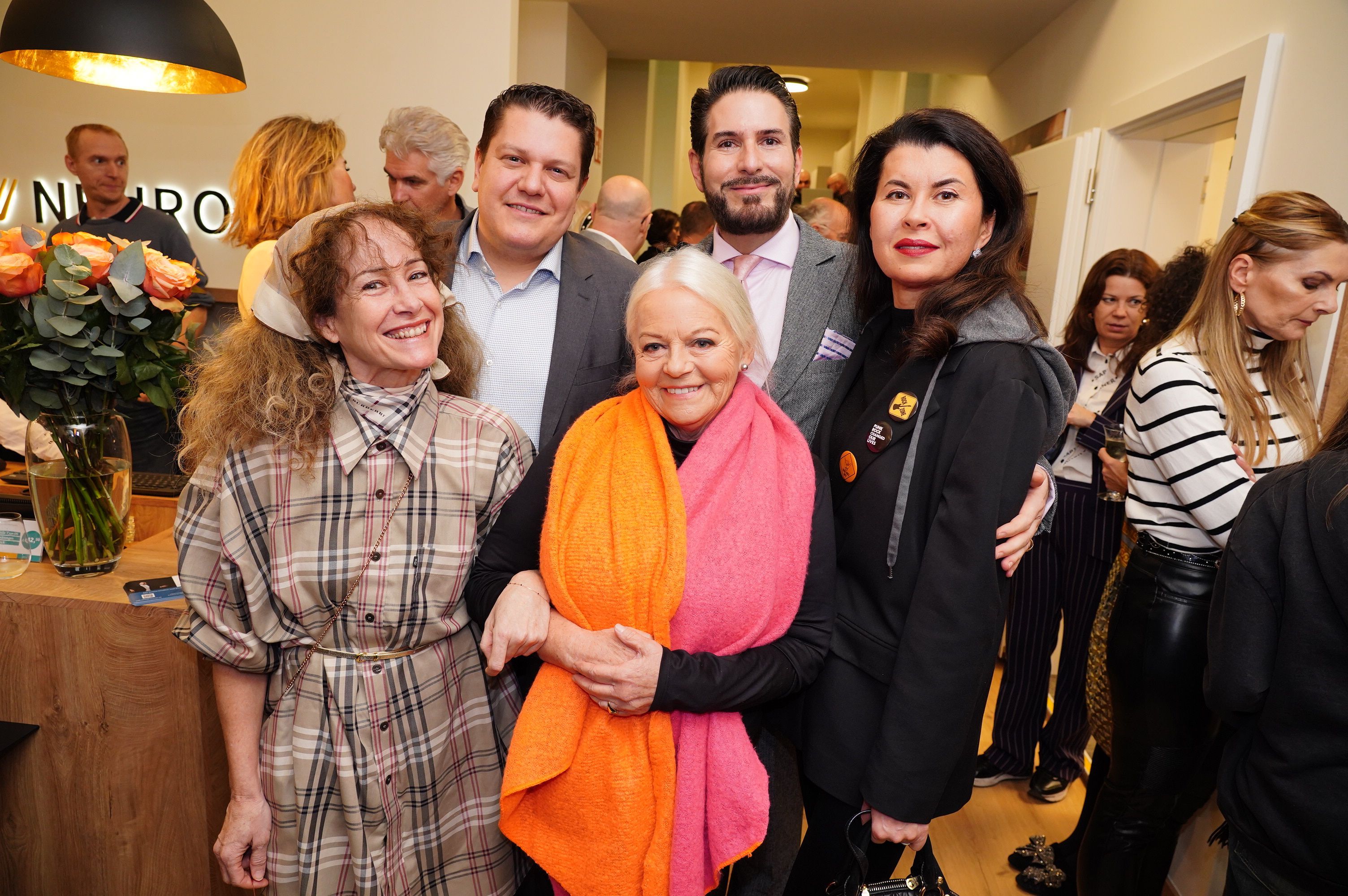 Neuroth-Gäste stehen in neu eröffnetem Fachinstitut zusammen