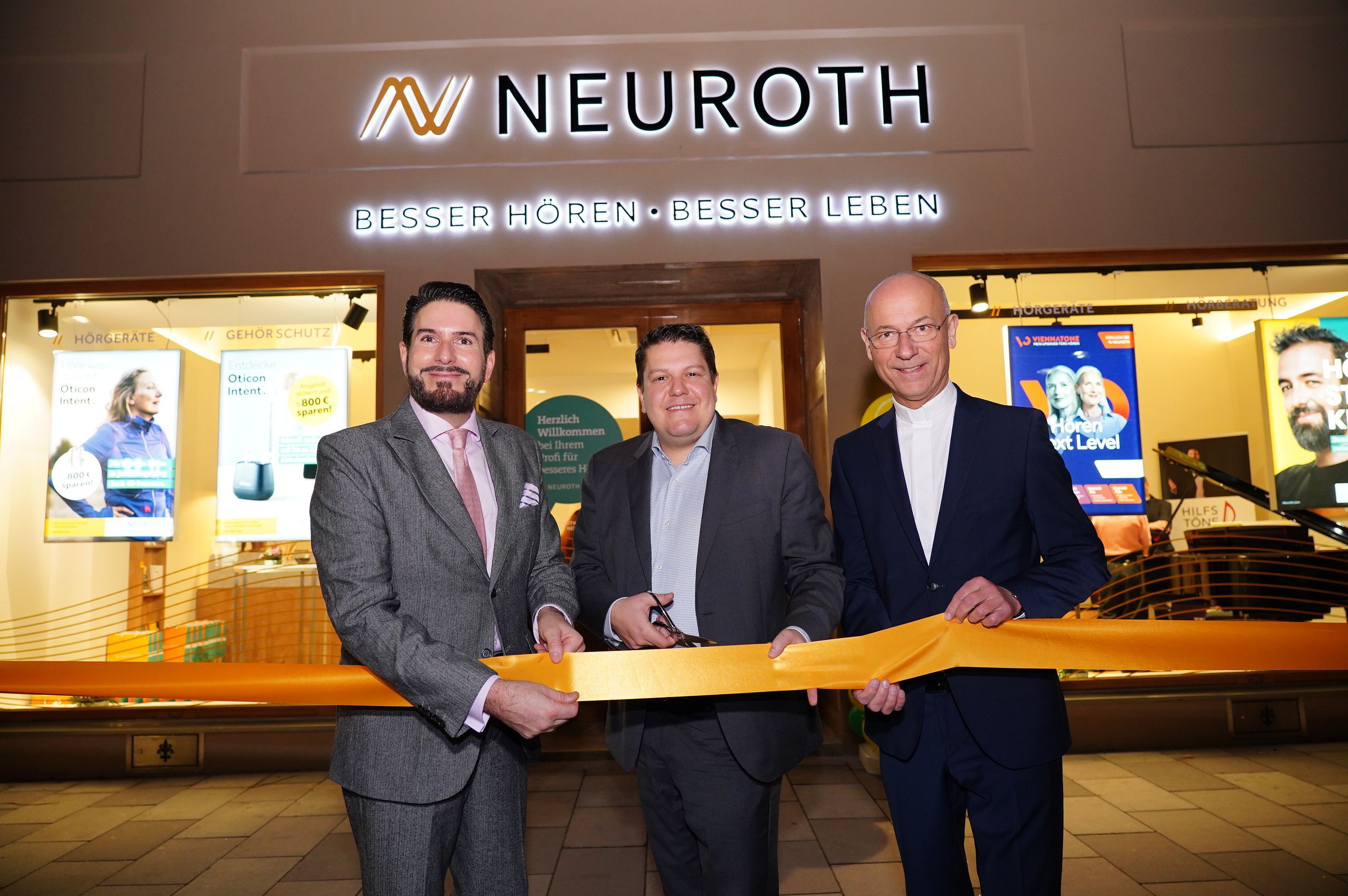 Clemens Unterreiner, Lukas Schinko und Toni Faber stehen vor Neuroth-Fachinstitut