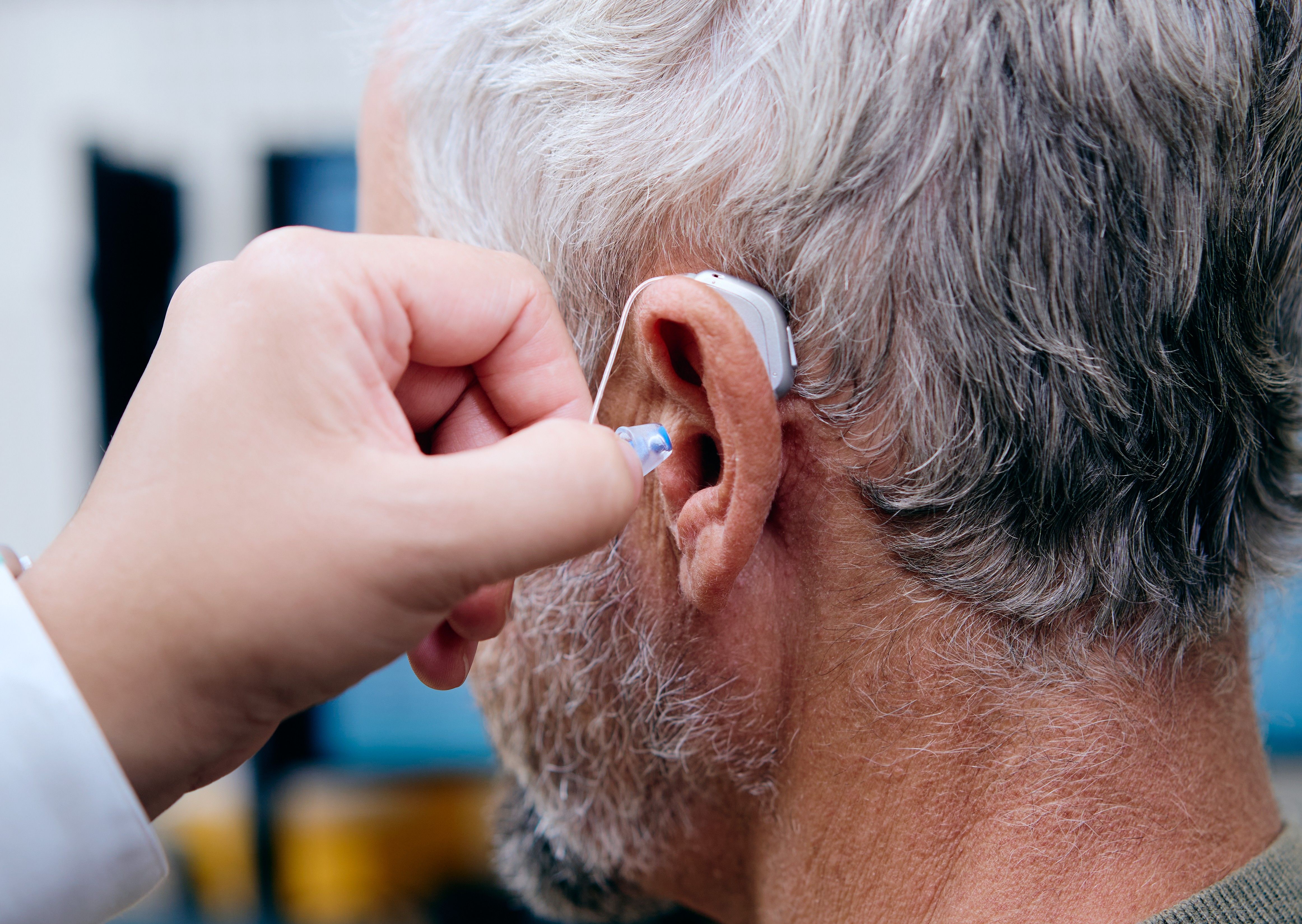 Mann bekommt Hörgerät angelegt