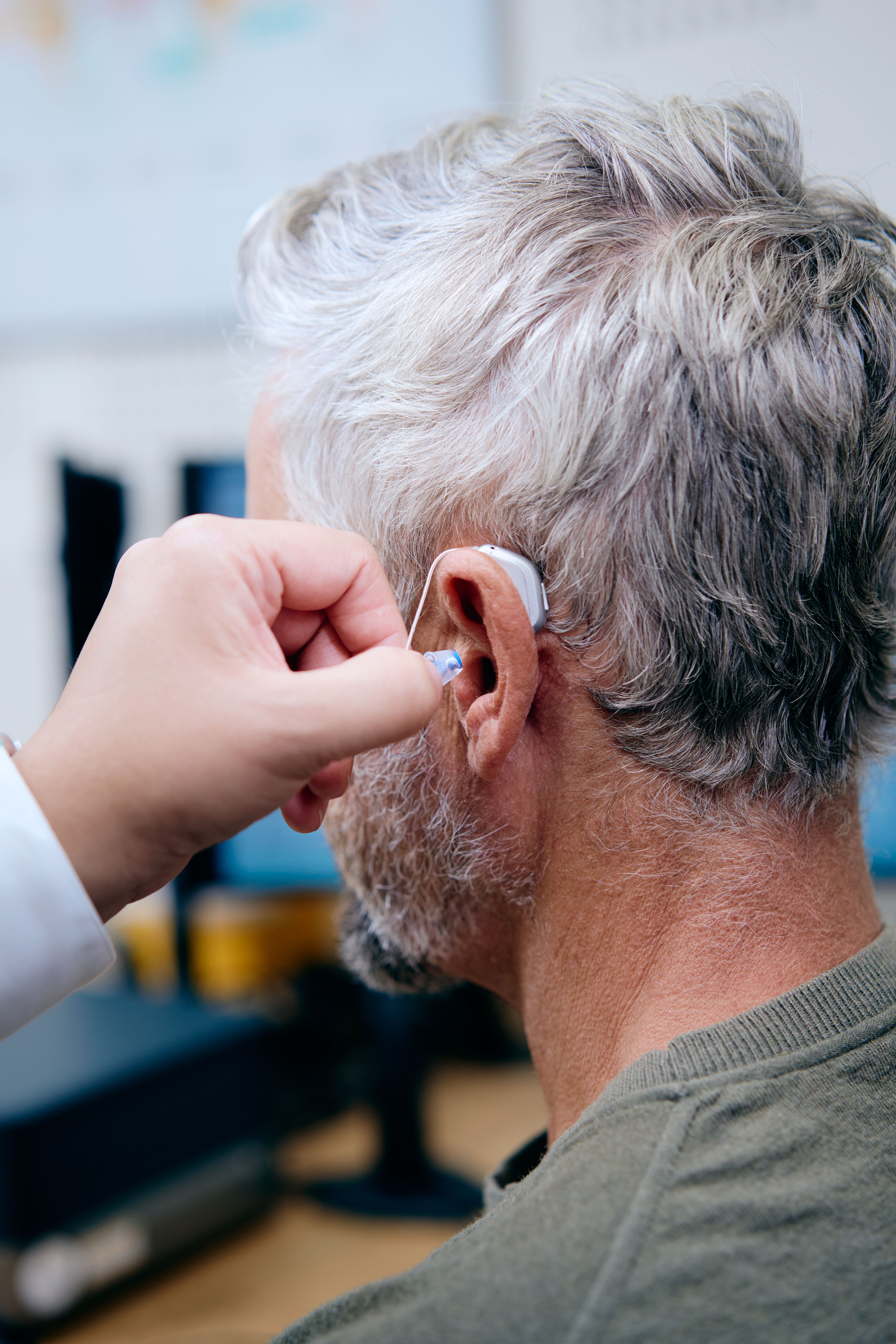 Mann bekommt Hörgerät angelegt