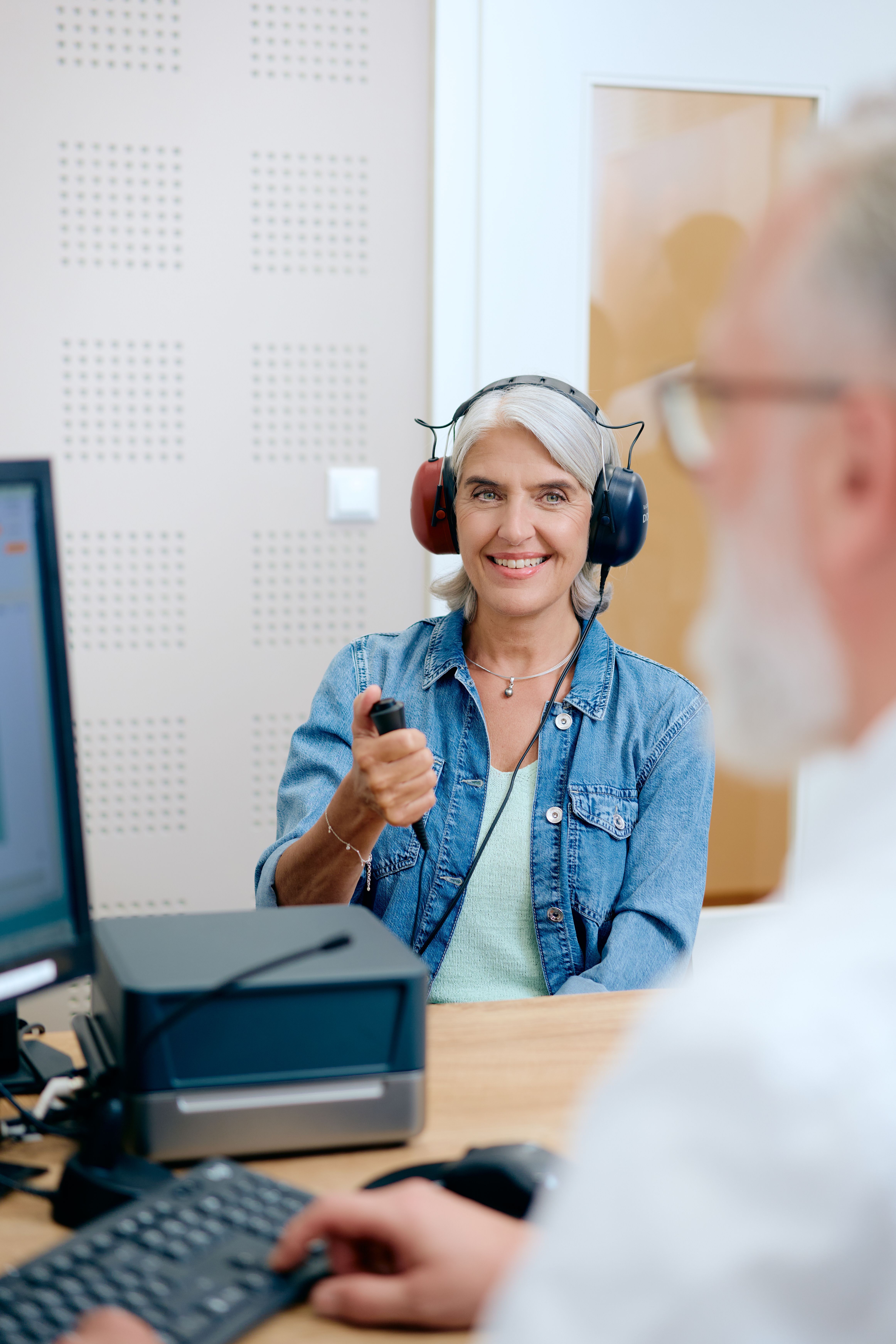 Frau macht einen Hörtest