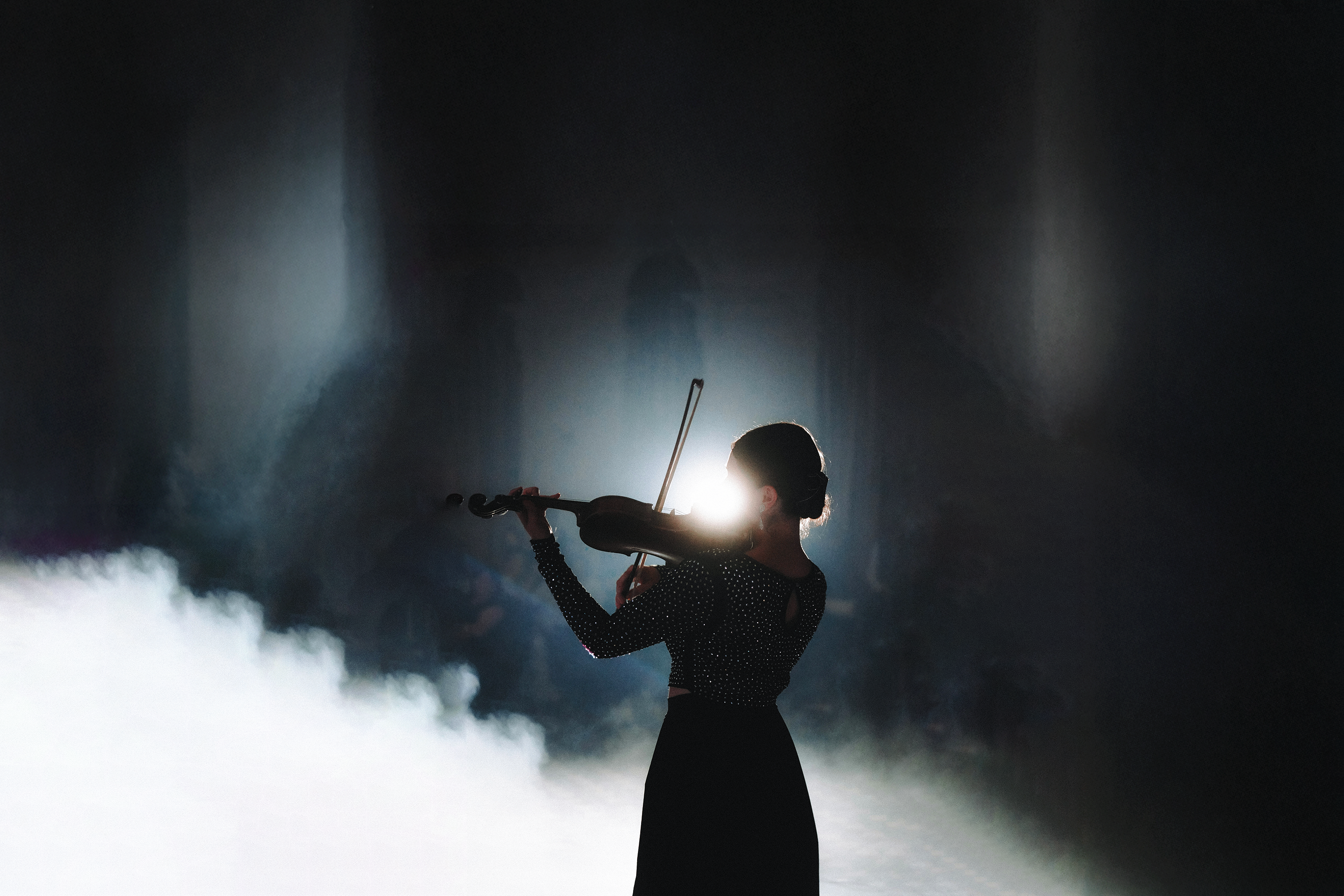 Geigerin musiziert auf Bühne