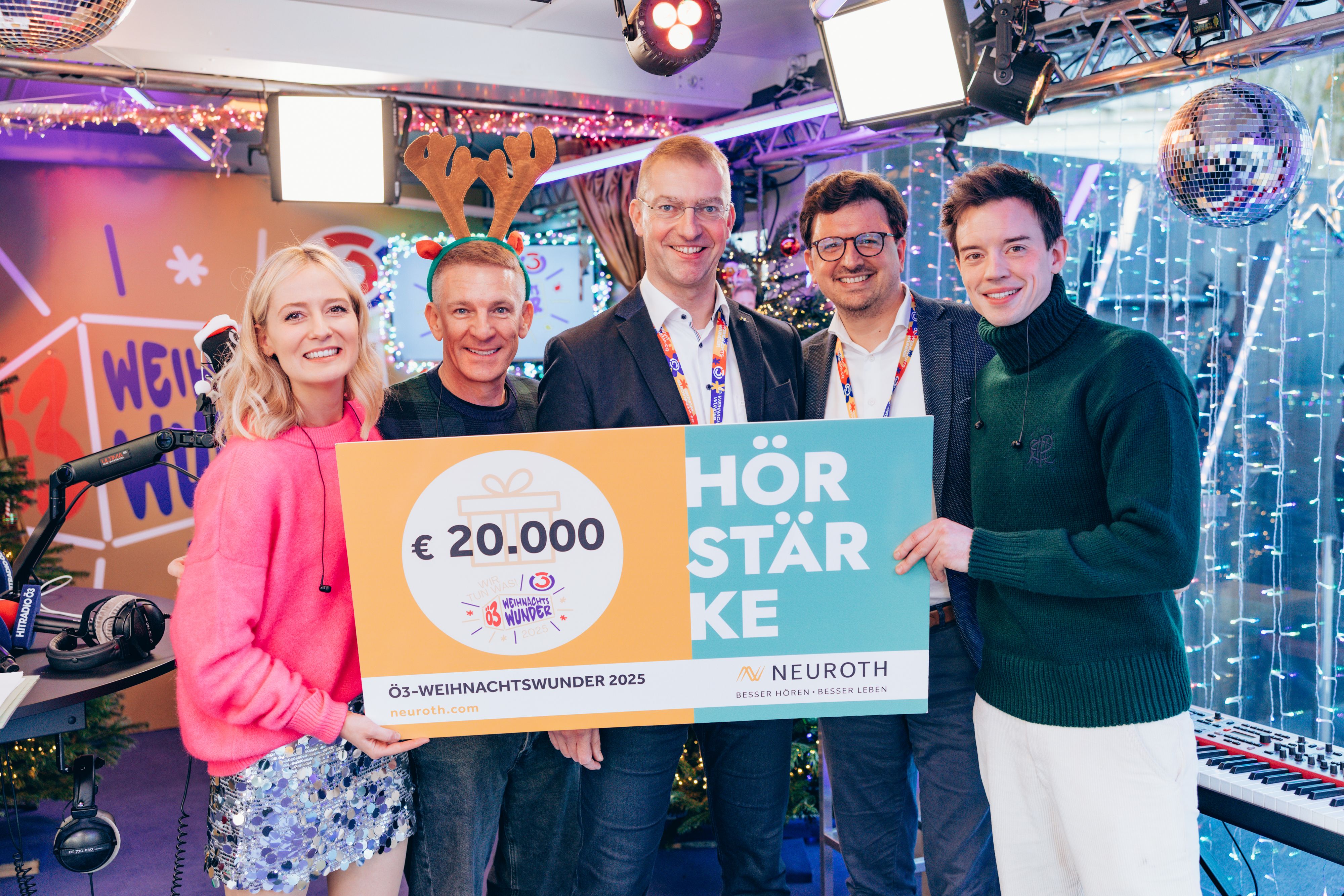 Spendenübergabe: Neuroth Österreich spendet 20.000 an das Ö3-Weihnachtswunder