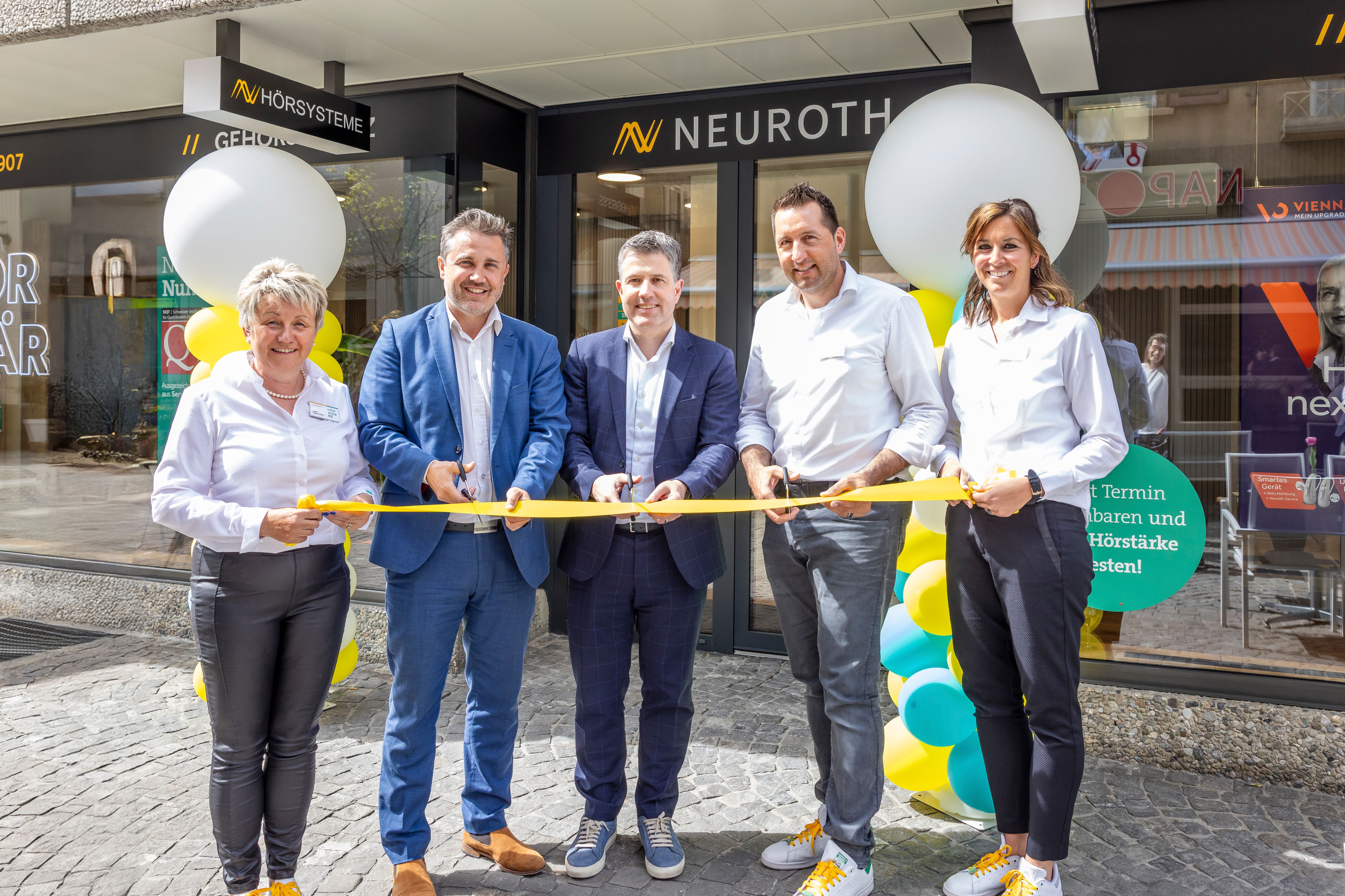 Das Neuroth-Team bei der offiziellen Eröffnung des Hörcenters in Visp