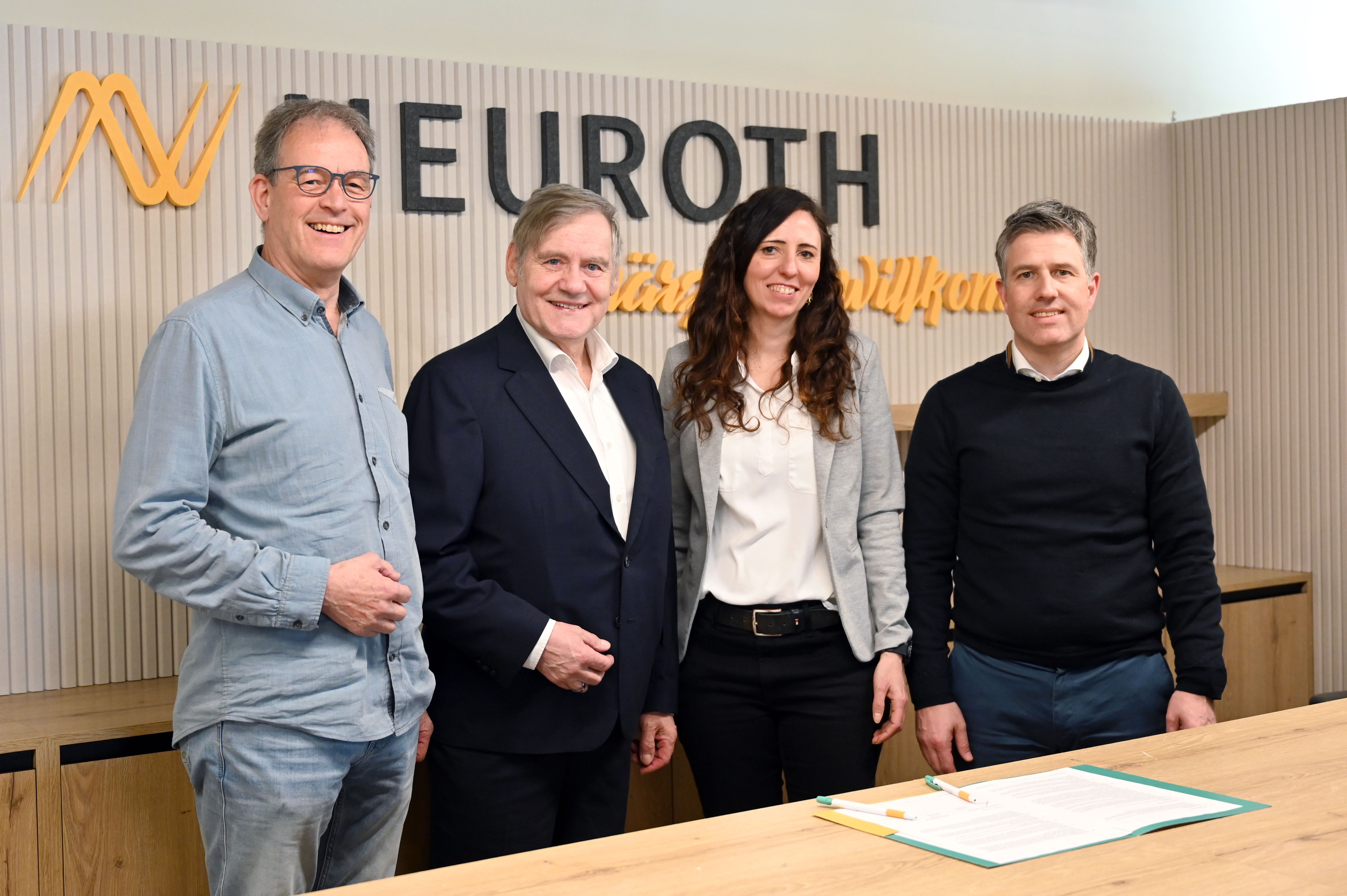 Vertragsunterschrift der Presenting Partnerschaft zwischen der Neuroth Hörcenter AG und  dem Verband Schweizer Volksmusik