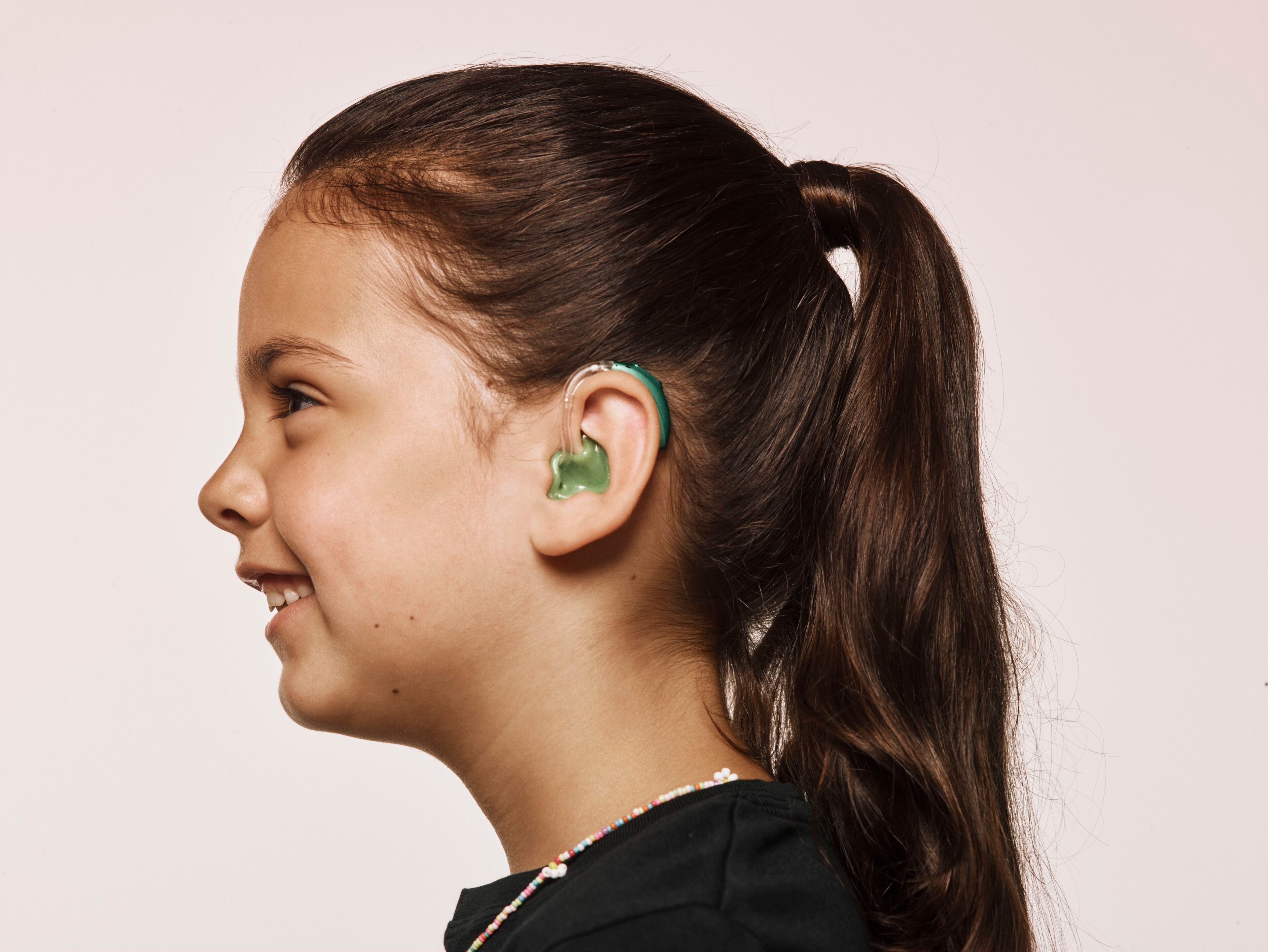 Mädchen mit Hörgerät