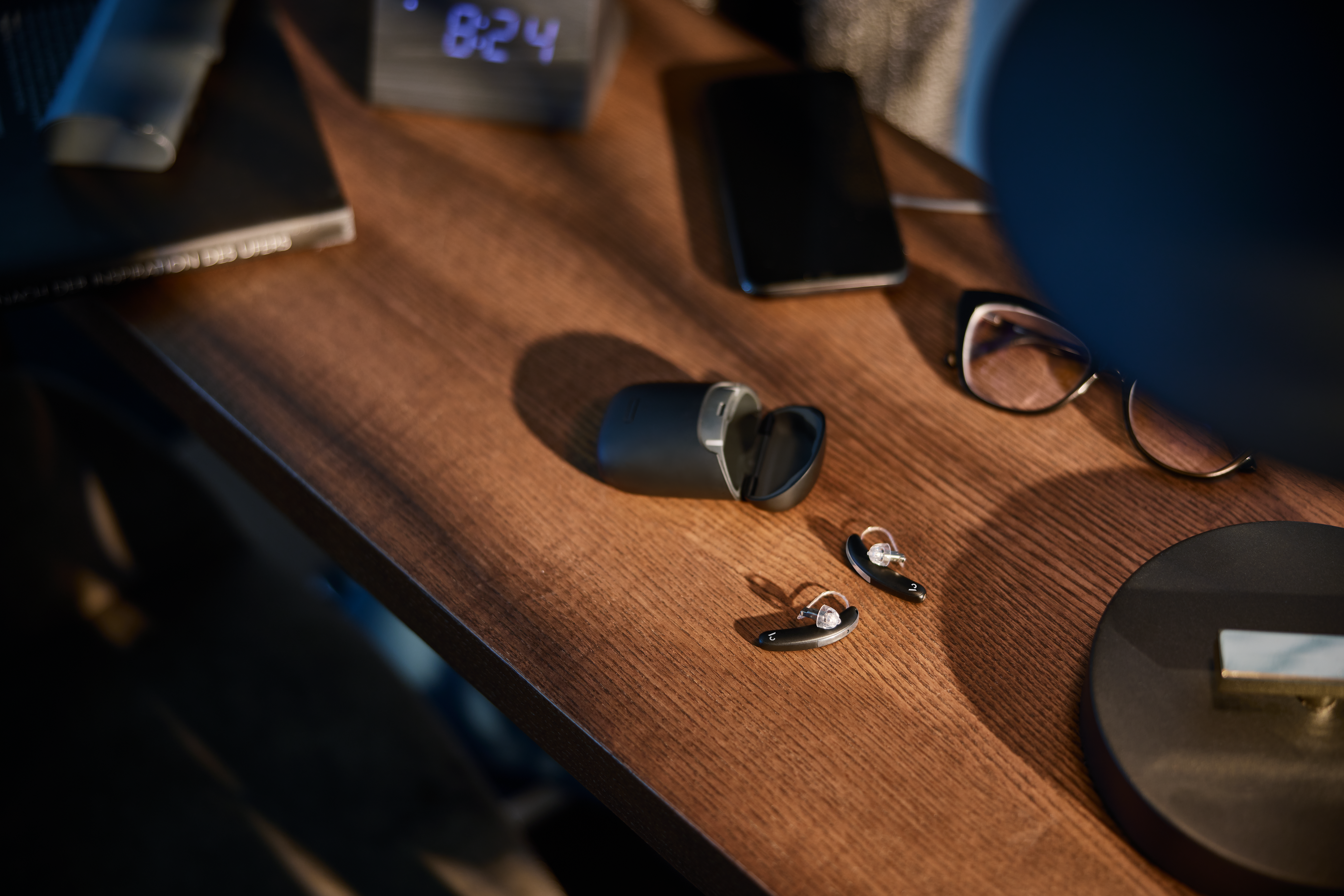 Viennatone-Hörgeräte am Tisch